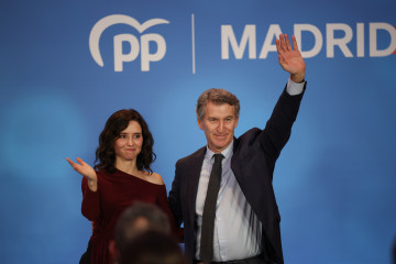 Archivo - El presidente del Partido Popular, Alberto Núñez Feijóo, y la presidenta de la Comunidad de Madrid, Isabel Díaz Ayuso, asisten a la cena de navidad del PP de Madrid, en la Finca La Alque