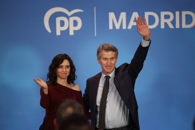 Archivo - El presidente del Partido Popular, Alberto Núñez Feijóo, y la presidenta de la Comunidad de Madrid, Isabel Díaz Ayuso, asisten a la cena de navidad del PP de Madrid, en la Finca La Alquería, a 15 de diciembre de 2025, en Alcorcón, Madrid (España
