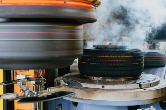 Archivo - Producción de neumáticos de Continental