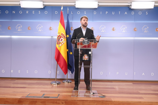 Archivo - El diputado de Compromís Alberto Ibáñez durante una rueda de prensa en el Congreso, a 24 de febrero de 2026, en Madrid (España).