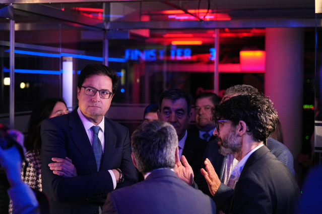 El ministro para la Transformación Digital y de la Función Pública, Óscar López (I), y el director del centro, Lois Orosa (d), durante la visita al Centro de Supercomputación de Galicia, en el Edificio CESGA este jueves en Galicia.