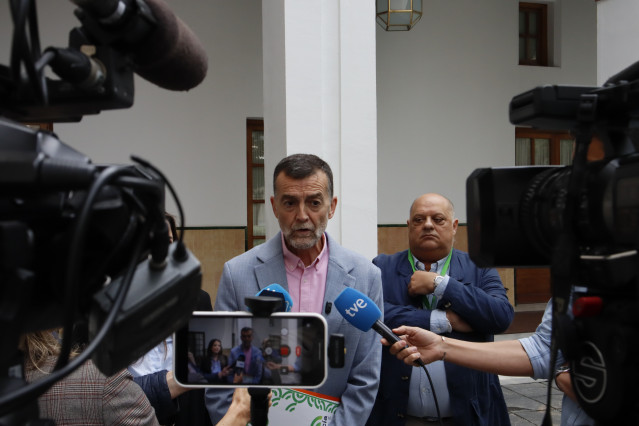 El coordinador federal de IU y candidato de Por Andalucía, Antonio Maíllo, atiende a los medios en el Parlamento.