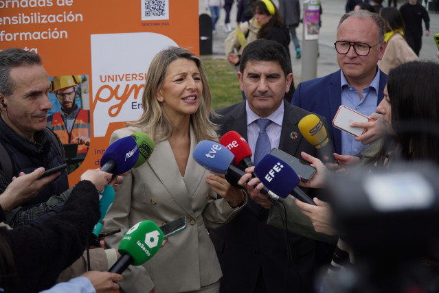La vicepresidenta segunda del Gobierno y ministra de Trabajo y Economía Social, Yolanda Díaz, atiende a los medios de comunicaciónantes de clausurar el proyecto itinerante 'Formación en Ruta'