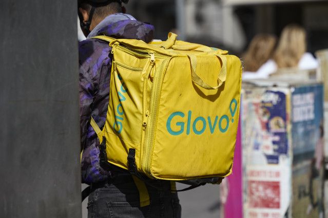 Archivo - Un repartidor de Glovo en una calle de Madrid