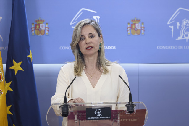 La diputada de Sumar Verónica Martínez Barbero durante una rueda de prensa, en el Congreso de los Diputados, a 9 de abril de 2026, en Madrid (España).
