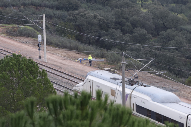 Archivo - Imagen de un tren AVE a su paso por el tramo de vía, completamente restaurado, donde ocurrió el trágico accidente del pasado 18 de enero en Adamuz (Córdoba). A 17 de febrero de 2026, en Adamuz, Córdoba (Andalucía, España). Los operadores ferrovi