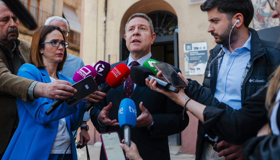 El presidente de Castilla-La Mancha, Emiliano García-Page, atiende a los medios en Sigüenza.