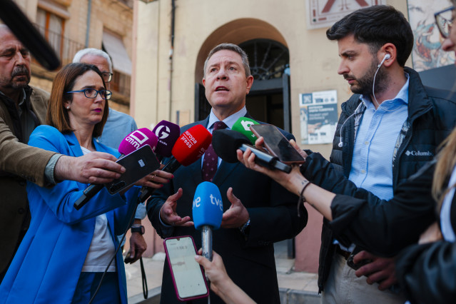 El presidente de Castilla-La Mancha, Emiliano García-Page, atiende a los medios en Sigüenza.