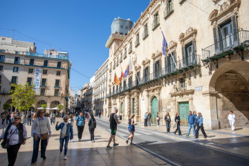 Turistas pasean por el centro de la ciudad, a 26 de marzo de 2026, en Alicante, Comunidad Valenciana (España).