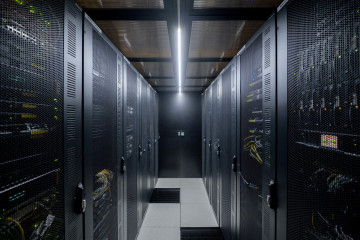 Archivo - Servidores de datos durante una jornada de puertas abiertas al centro de datos Digital Realty, a 22 de marzo de 2023, en Madrid (España).