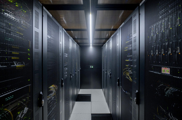 Archivo - Servidores de datos durante una jornada de puertas abiertas al centro de datos Digital Realty, a 22 de marzo de 2023, en Madrid (España).