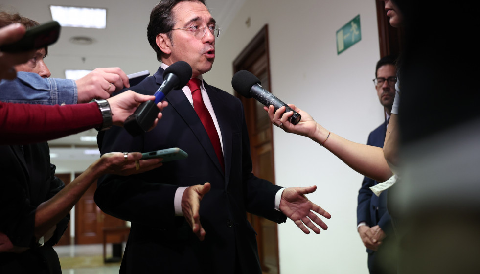 El ministro de Asuntos Exteriores, Unión Europea y Cooperación, José Manuel Albares, atiende a los medios a su llegada a la Comisión de Asuntos Exteriores, en el Congreso, a 9 de abril de 2026, en