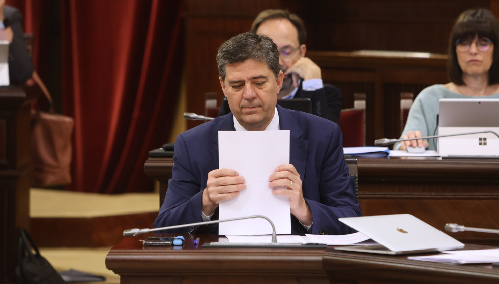 Archivo - El conseller de Turismo, Jaume Bauzá, durante una sesión de control al Govern balear