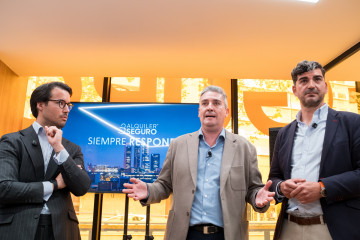(I-D) El responsable del área jurídica de Alquiler Seguro, Carlos Sánchez; el presidente de Alquiler Seguro, Antonio Carroza, y el CEO de Alquiler Seguro, David Caraballo, durante una rueda de pren