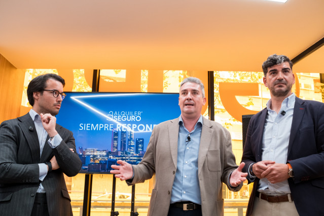 (I-D) El responsable del área jurídica de Alquiler Seguro, Carlos Sánchez; el presidente de Alquiler Seguro, Antonio Carroza, y el CEO de Alquiler Seguro, David Caraballo, durante una rueda de prensa, a 9 de abril de 2026, en Madrid (España).