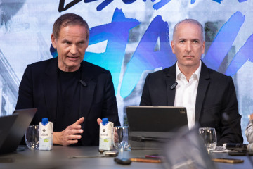 El consejero delegado del Grupo Volkswagen, Oliver Blume y el consejero delegado de Cupra, Markus Haupt, durante la presentación mundial del Cupra Raval