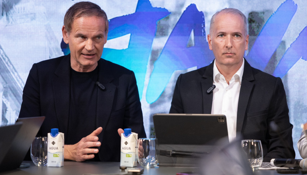 El consejero delegado del Grupo Volkswagen, Oliver Blume y el consejero delegado de Cupra, Markus Haupt, durante la presentación mundial del Cupra Raval