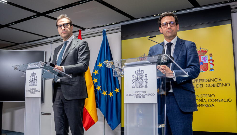 El vicepresidente primero del Gobierno y ministro de Economía, Comercio y Empresa, Carlos Cuerpo (i), recibe al vicepresidente ejecutivo de la Comisión Europea para Prosperidad y Estrategia Industri