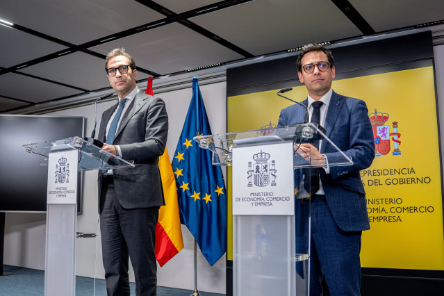 El vicepresidente primero del Gobierno y ministro de Economía, Comercio y Empresa, Carlos Cuerpo (i), recibe al vicepresidente ejecutivo de la Comisión Europea para Prosperidad y Estrategia Industrial, Stéphane Séjourné (d), a  9 de abril de 2026, en Madr