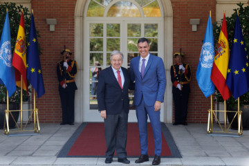 Archivo - El presidente del Gobierno, Pedro Sánchez (d), recibe al secretario general de Naciones Unidas, António Guterres (i), en el Palacio de la Moncloa, en una imagen de archivo.