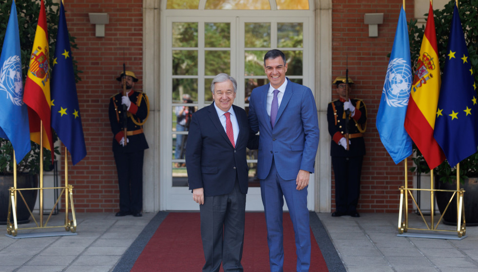 Archivo - El presidente del Gobierno, Pedro Sánchez (d), recibe al secretario general de Naciones Unidas, António Guterres (i), en el Palacio de la Moncloa, en una imagen de archivo.