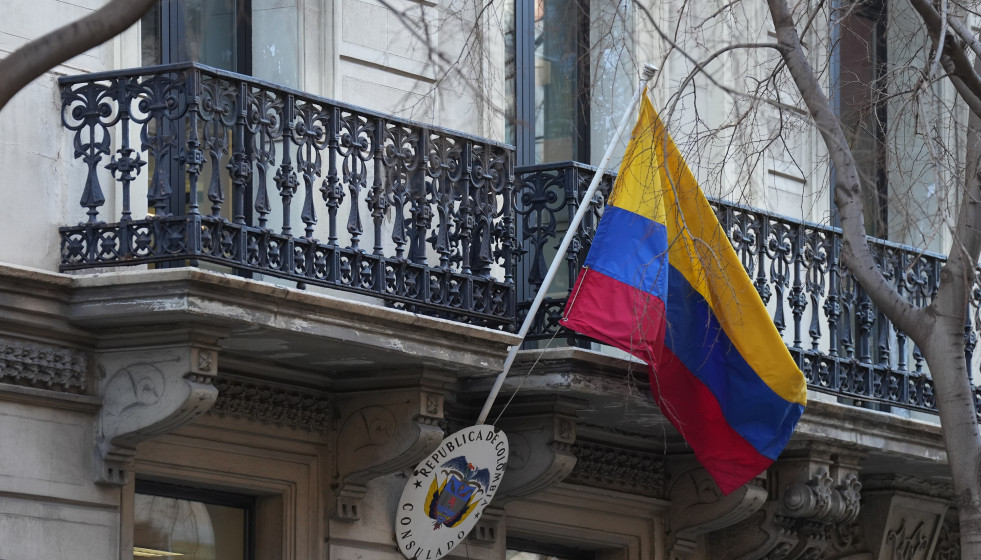 Archivo - Bandera de Colombia en el consulado del país en Barcelona (España).