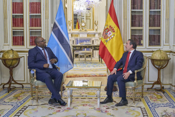Reunión del ministro José Manuel Albares con el MAE de Botsuana, Phenyo Butale.
