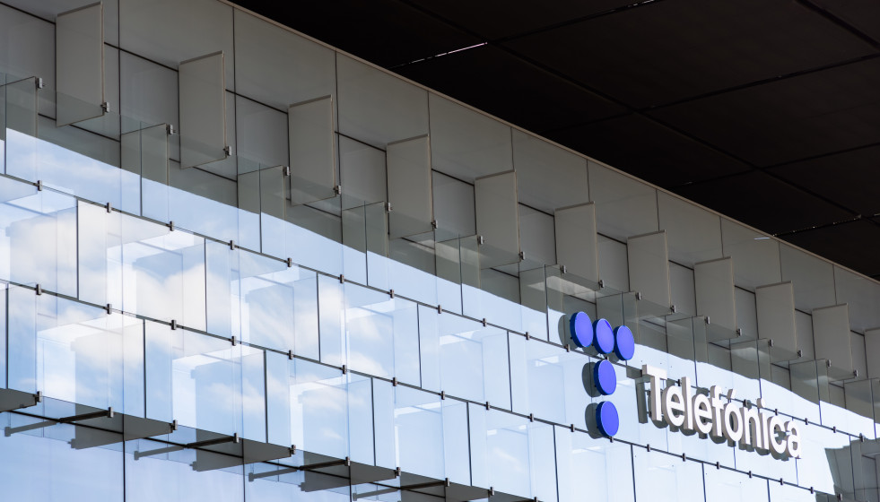 Archivo - Fachada de la sede de Telefónica