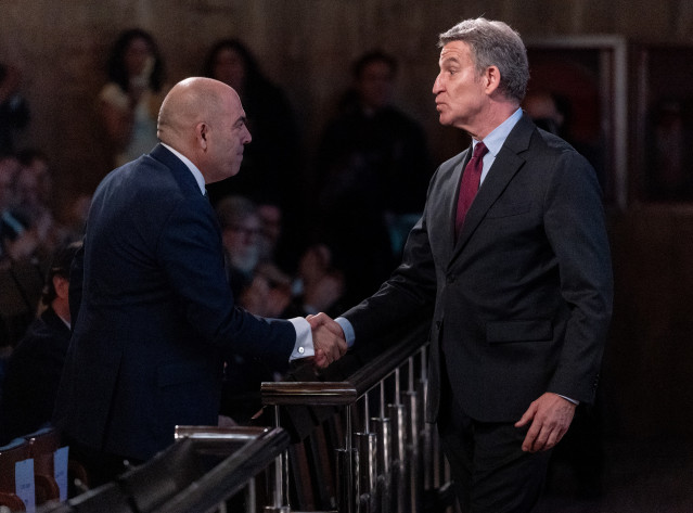 Archivo - El presidente del PP, Alberto Núñez Feijóo (dcha) y el presidente de ATA, Lorenzo Amor, (izda) en una imagen de archivo