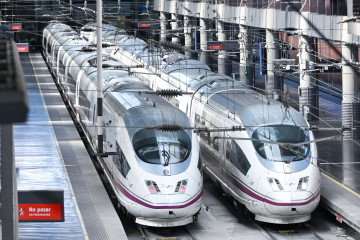 Trenes AVE durante la segunda operación salida con motivo de la Semana Santa 2026, en la estación Madrid-Puerta de Atocha-Almudena Grandes, a 1 de abril de 2026, en Madrid (España).
