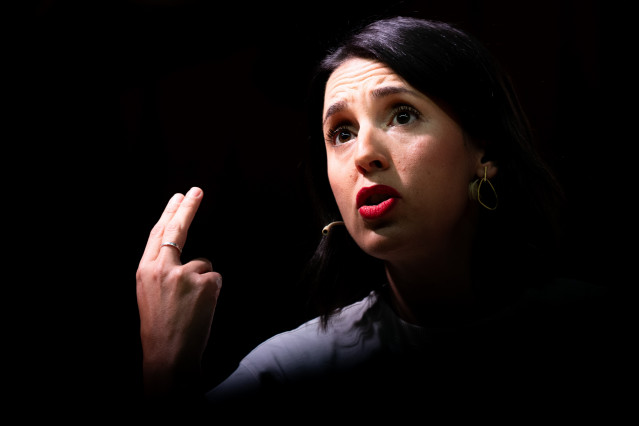 La secretaria política de Podemos y eurodiputada, Irene Montero, durante el diálogo 'Què s'ha de fer?', a 9 de abril de 2026, en Barcelona, Cataluña (España).