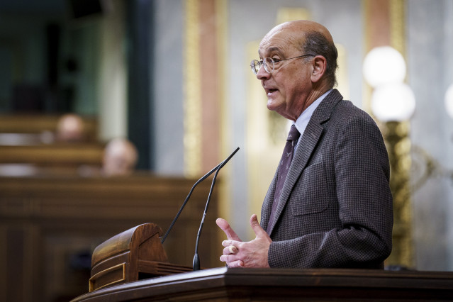 Archivo - El diputado del PNV Mikel Legarda durante una sesión plenaria en el Congreso de los Diputados, a 8 de abril de 2025, en Madrid (España).