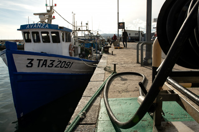 Archivo - Un barco de pesca reposta, a 10 de marzo de 2026, en Palamós, Girona, Catalunya (España).