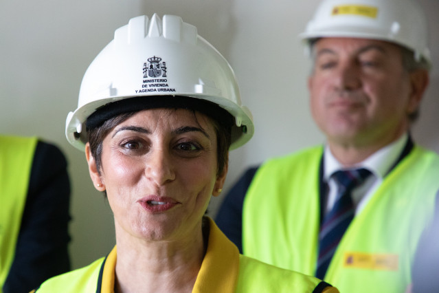 La ministra de Vivienda y Agenda Urbana, Isabel Rodríguez, durante la visita a las 40 viviendas colaborativas para jóvenes, a 10 de abril de 2026, en Ávila, Castilla y León (España).