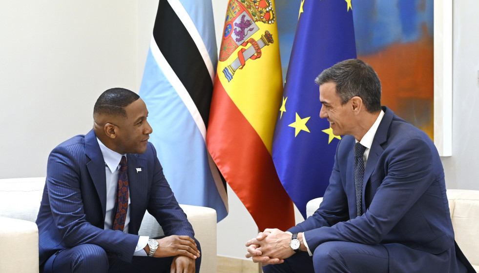 El presidente del Gobierno, Pedro Sánchez, recibe por primera vez al presidente de Botsuana, Duma Gideon Boko, en el Palacio de la Moncloa, a 10 de abril de 2026, en Madrid (España).