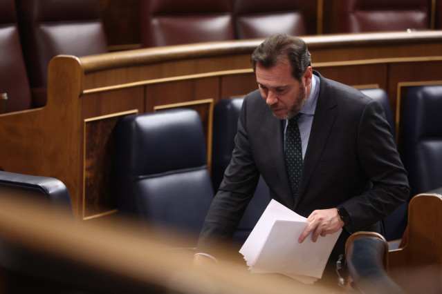 Archivo - El ministro de Transportes y Movilidad Sostenible, Óscar Puente, durante una sesión de control al Gobierno, en el Congreso de los Diputados, a 25 de febrero de 202, en Madrid (España).