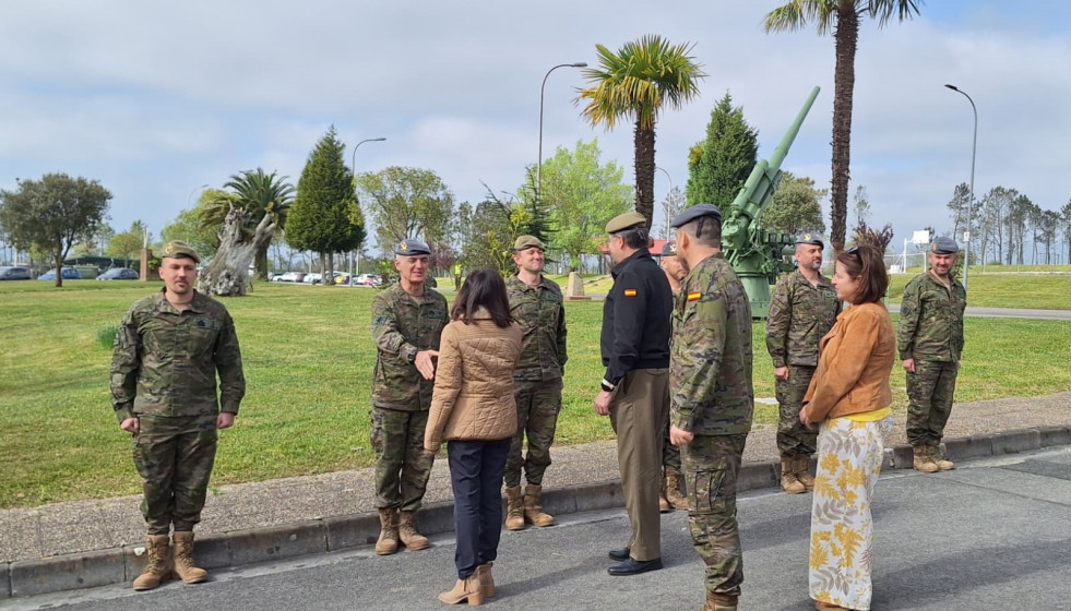 La ministra de Defensa, Margarita Robles, en su visita al cuartel de Siero (Asturias).