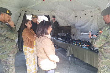 La ministra de Defensa, Margarita Robles, junto a la delegada del Gobierno en Asturias, Adriana Lastra, asisten a una demostración de Sistemas de Aeronaves no Tripuladas (UAS) y de elementos de neutr