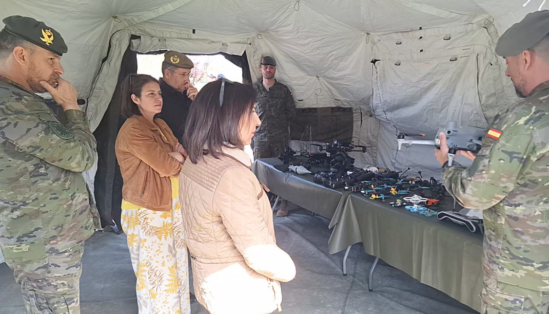 La ministra de Defensa, Margarita Robles, junto a la delegada del Gobierno en Asturias, Adriana Lastra, asisten a una demostración de Sistemas de Aeronaves no Tripuladas (UAS) y de elementos de neutr