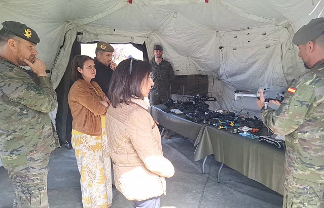 La ministra de Defensa, Margarita Robles, junto a la delegada del Gobierno en Asturias, Adriana Lastra, asisten a una demostración de Sistemas de Aeronaves no Tripuladas (UAS) y de elementos de neutralización de UAS en el Acuartelamiento de Cabo Noval.