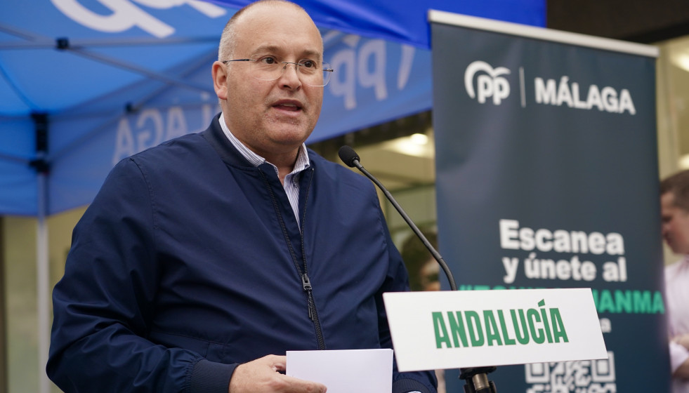 El secretario general del PP, Miguel Tellado (c), informa sobre asuntos de actualidad.