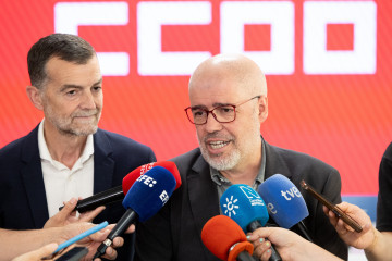 El secretario general de CCOO, Unai Sordo (d), y el coordinador federal de IU, Antonio Maíllo (i), durante una reunión, en la sede de CCOO, a 10 de abril de 2026, en Madrid (España).