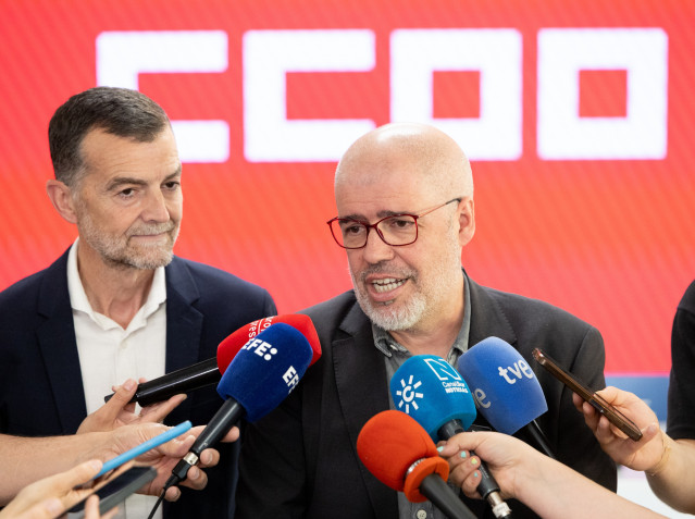 El secretario general de CCOO, Unai Sordo (d), y el coordinador federal de IU, Antonio Maíllo (i), durante una reunión, en la sede de CCOO, a 10 de abril de 2026, en Madrid (España).