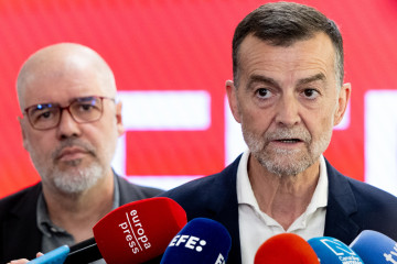 El secretario general de CCOO, Unai Sordo (I), y el coordinador federal de IU, Antonio Maíllo (D), durante una reunión, en la sede de CCOO, a 10 de abril de 2026, en Madrid (España).
