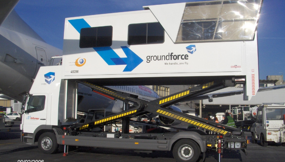 Archivo - Uno de los vehículos de Groundforce para labores de 'handling' aeroportuario.