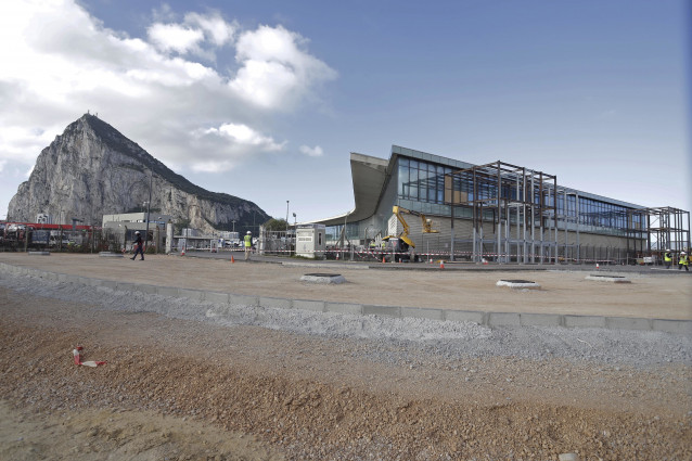 Obras en la zona fronteriza de Gibraltar con España para el derribo de la verja. A 1 de abril de 2026 en La Línea de la Concepción, Cádiz (Andalucía, España).