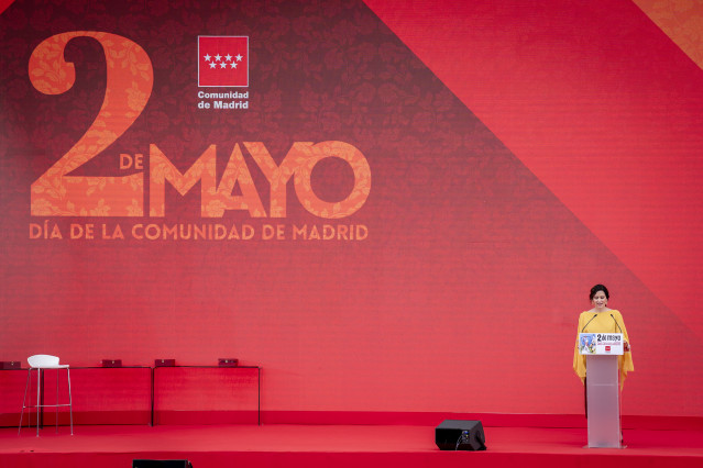 Archivo - La presidenta de la Comunidad de Madrid, Isabel Díaz Ayuso, interviene durante la entrega de las Grandes Cruces de la Orden del Dos de Mayo, en la Puerta del Sol de Madrid, a 2 de mayo de 2025, en Madrid (España).
