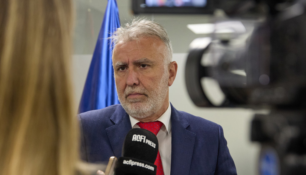 Archivo - El ministro de Política Territorial y Memoria Democrática, Ángel Víctor Torres, ofrece declaraciones a los medios tras una reunión con el presidente de CERMI, en la sede del Ministerio,