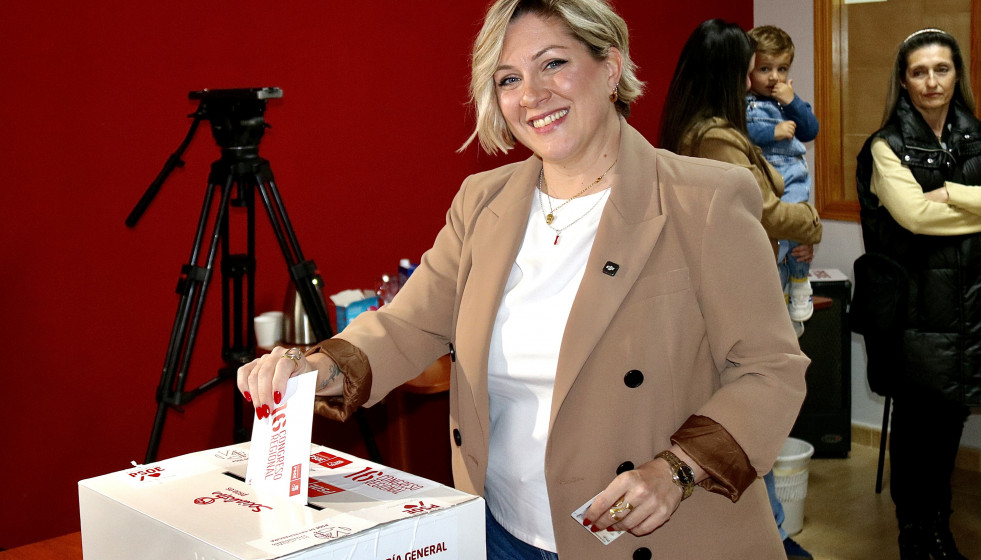 La candidata a secretaria general del PSOE de Extremadura, Soraya Vega, vota en las primarias en las que se disputa el liderazgo con Álvaro Sánchez Cotrina, a 11 de abril de 2026 en Herrera del Duqu