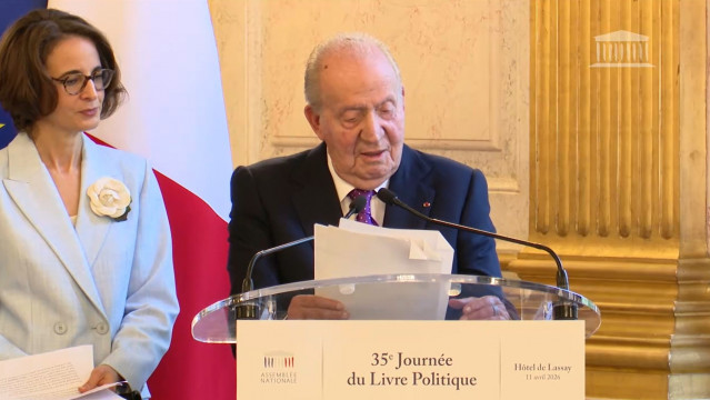 El Rey Juan Carlos recoge el premio especial al libro político en la Asamblea Nacional francesa.